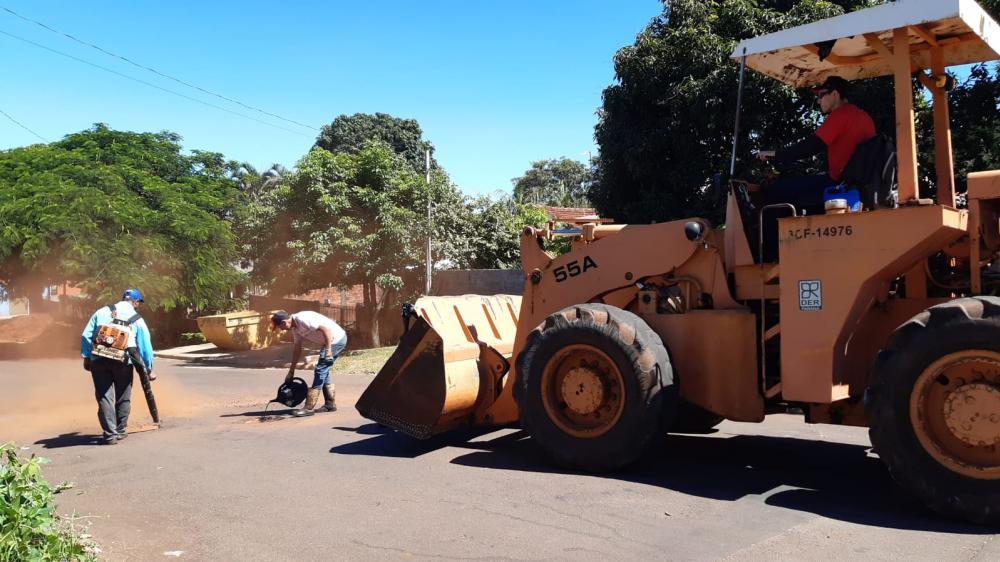 Nesta semana vem sendo realizado o trabalho “tapa buraco” em todo o município, distrito de Paraná do Oeste e Vila Gianelo