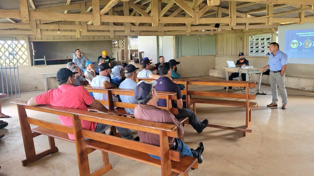 Produtores participaram de Reunião Técnica sobre melhoramento genético do rebanho leiteiro tropical