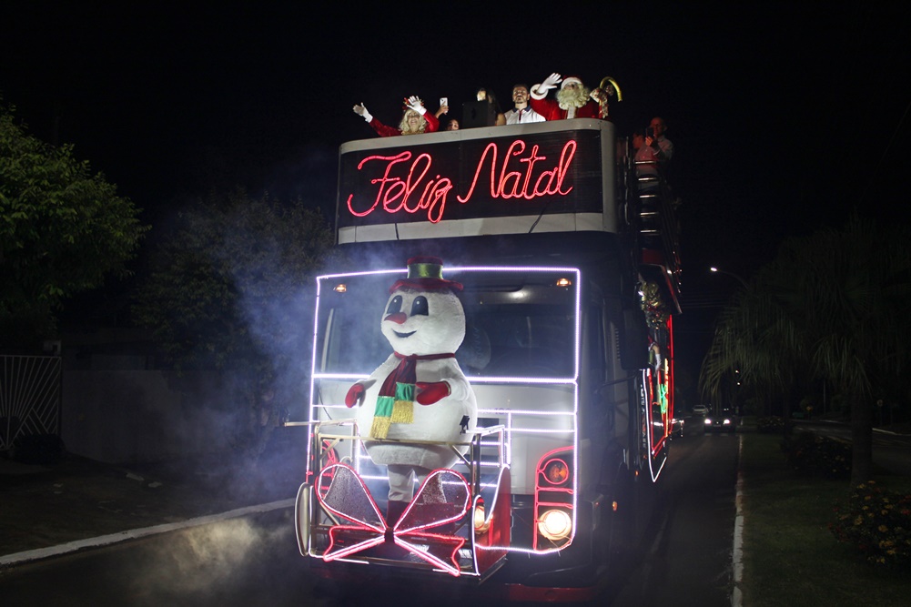 Chegada do Papai Noel encanta adultos e crianças no município de Moreira Sales