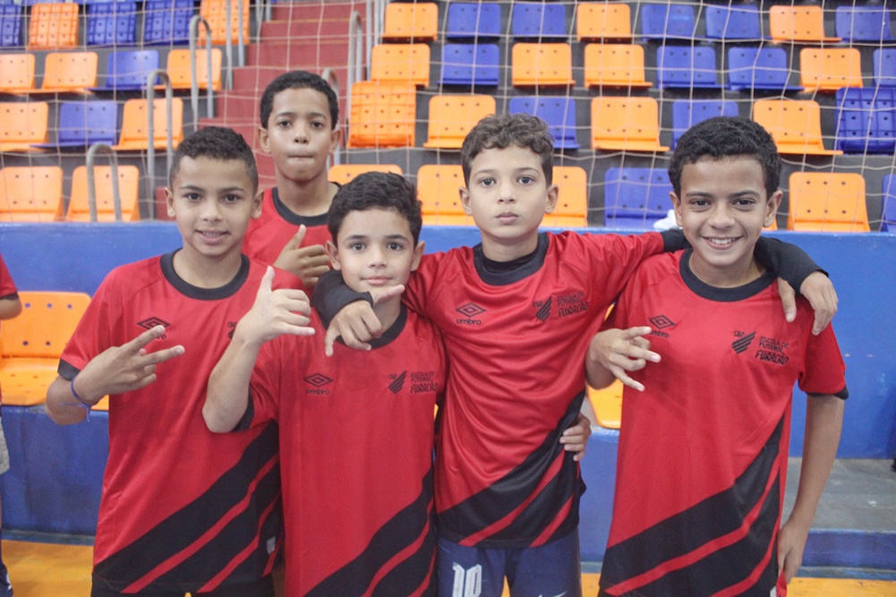 Secretaria de Esportes realiza a entrega dos uniformes do Projeto Escola Furacão.