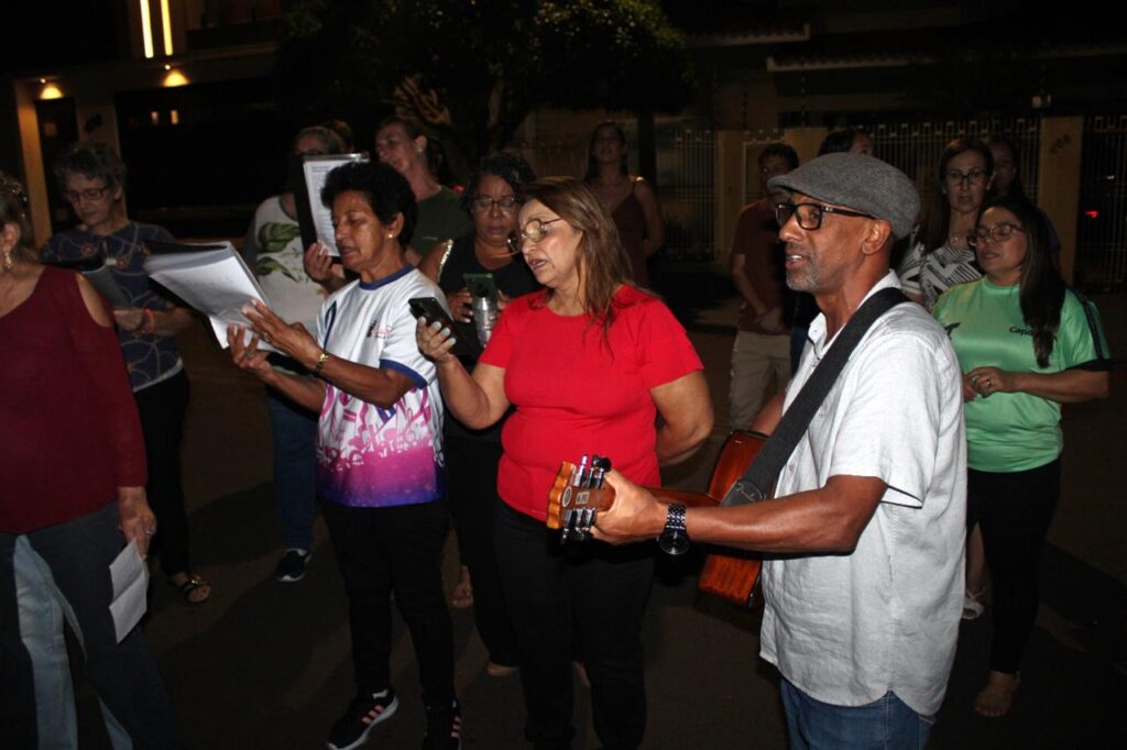 Coral Adulto da Casa da Cultura realiza serenata em homenagem ao Dia das Mães em Moreira Sales